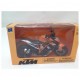 Motocicleta a escala KTM...